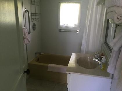 Rock Ledge Motel - image 6