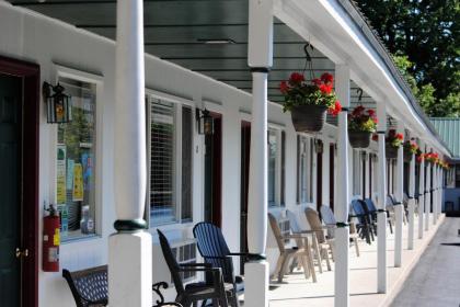 Rock Ledge Motel - image 8