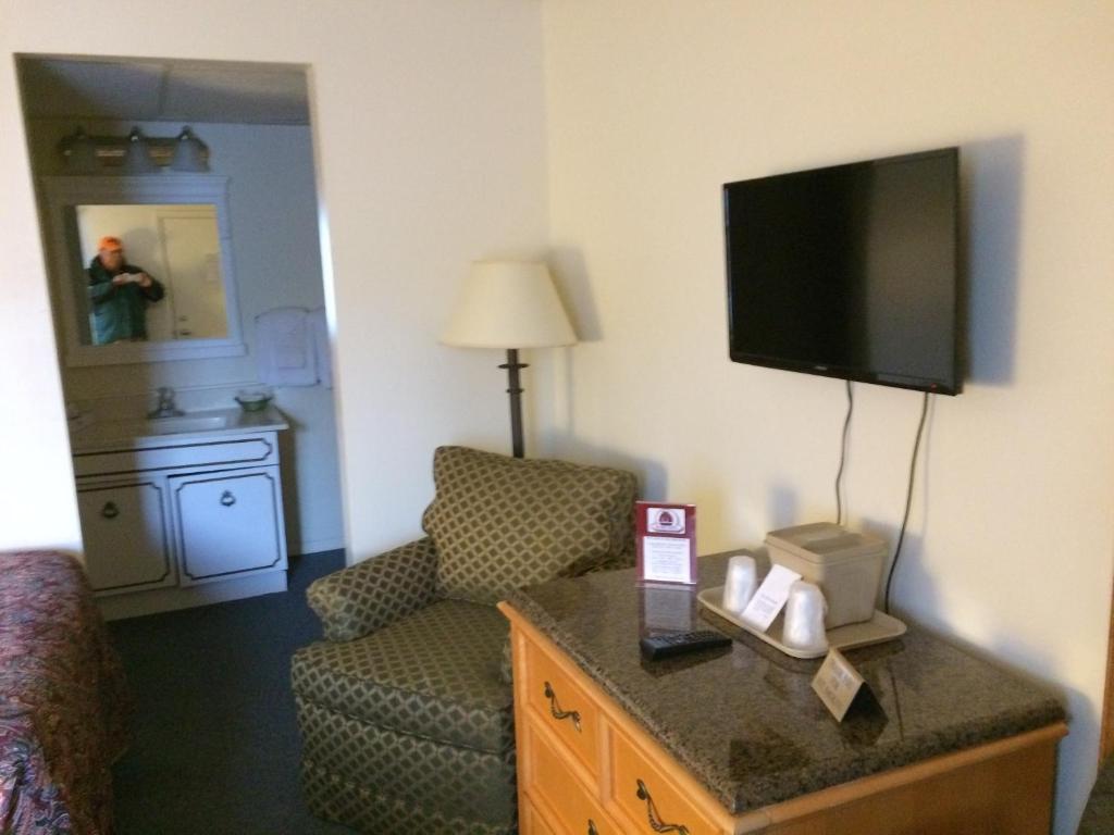 The Ship Motel - image 2