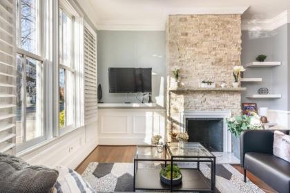Deluxe Colonial Home In Old town Virginia