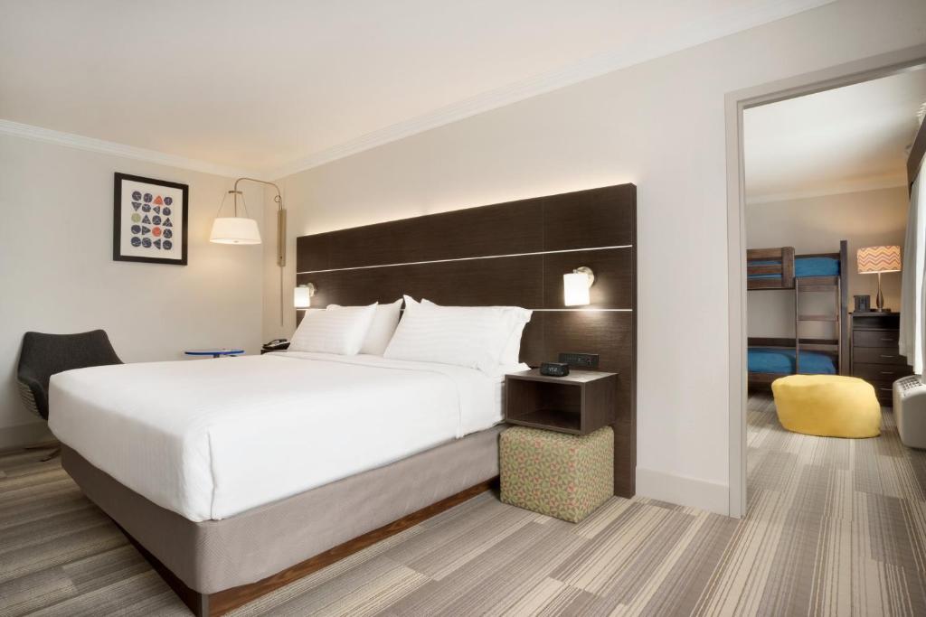 Holiday Inn Express Hotel & Suites Allen North-Event Center - image 4