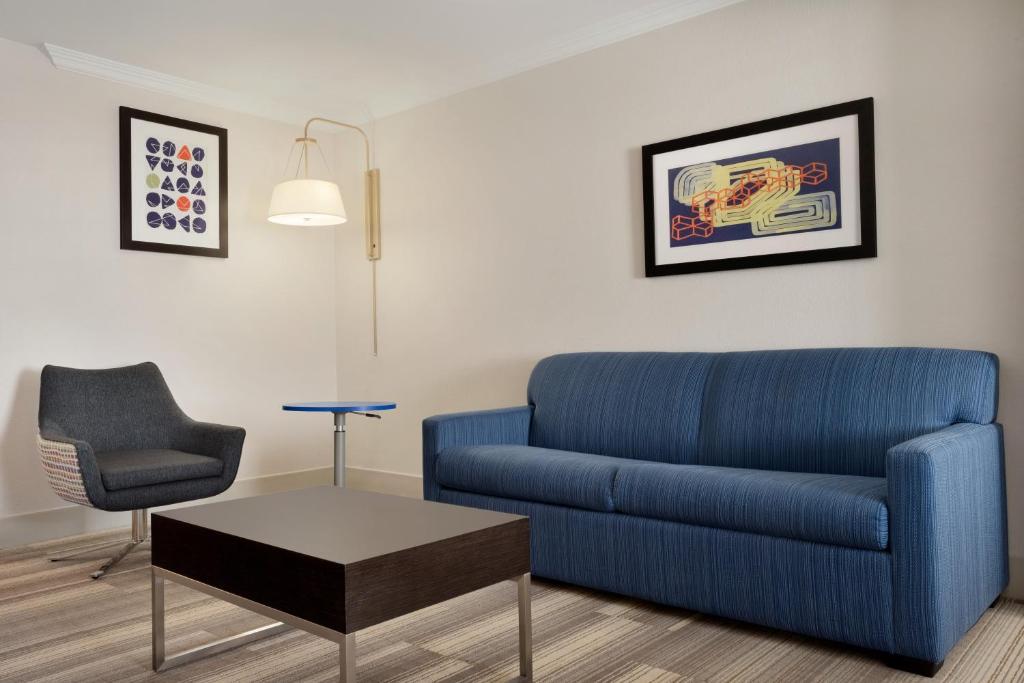 Holiday Inn Express Hotel & Suites Allen North-Event Center - image 6