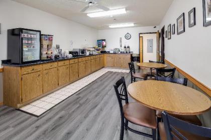 Alliance Hotel And Suites - image 10