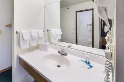 Alliance Hotel And Suites - image 5