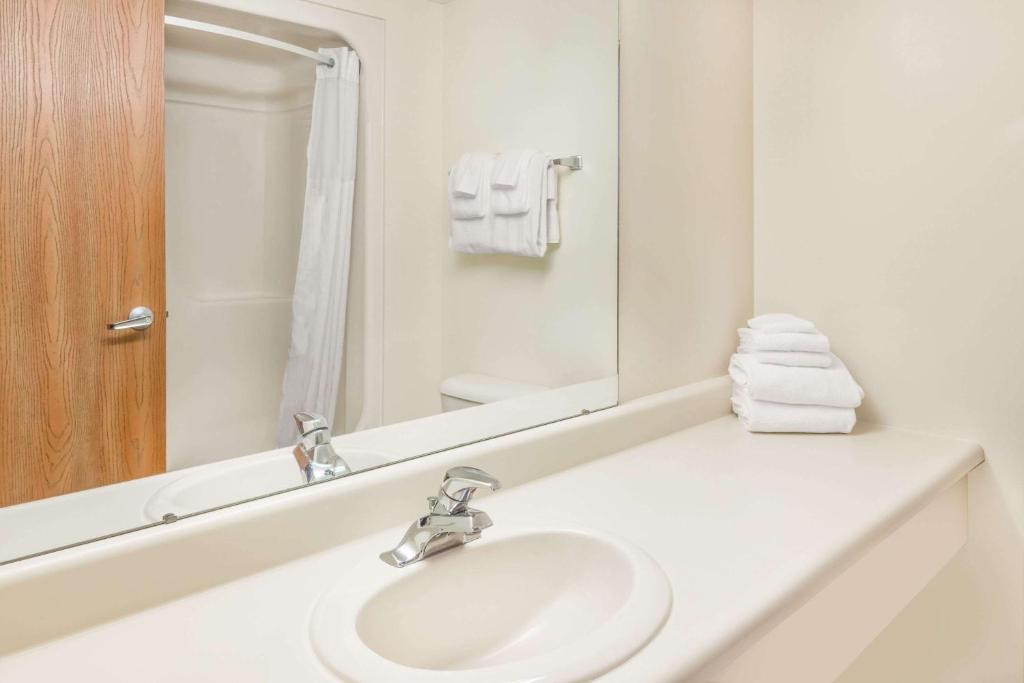 Days Inn by Wyndham Alpena - image 5