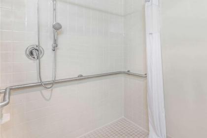 Days Inn by Wyndham Alpena - image 8