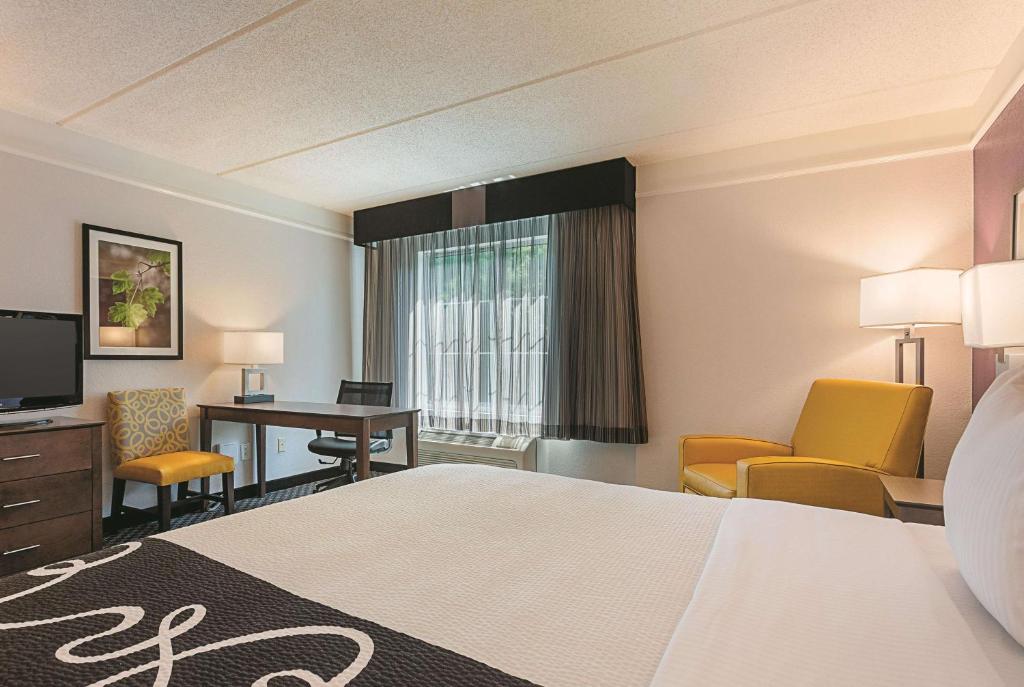 La Quinta by Wyndham Atlanta Alpharetta - image 2