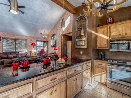 Hummingbird Oasis 3 Bedroom 3 Baths Hot Tub Sleeps 6 AC TV's - image 9