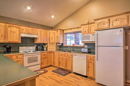 Bright and Cozy Duck Creek Cabin By Top Attractions! - image 15