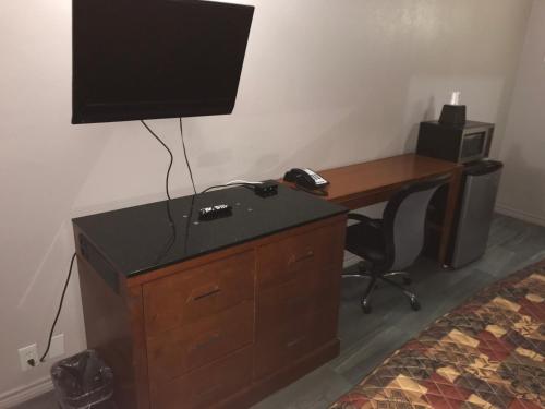 Budget Inn & Suites - main image