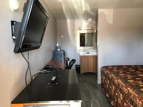 Budget Inn & Suites - image 2