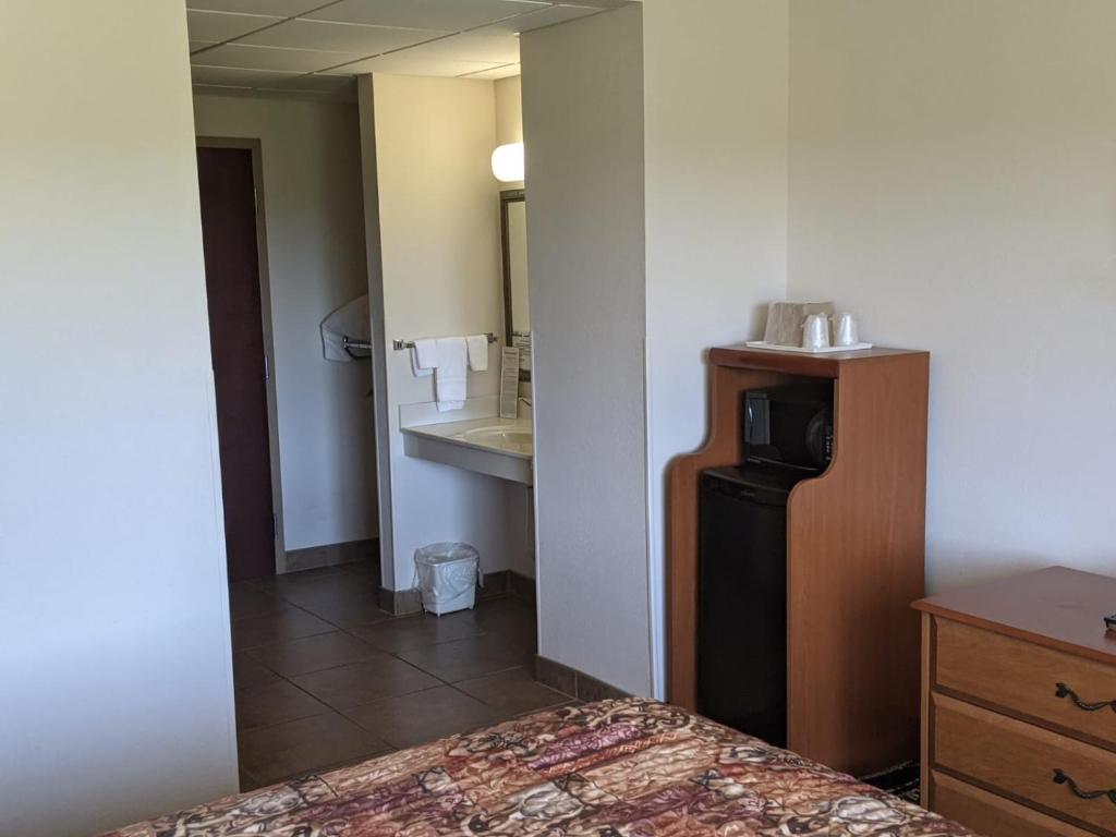 Heritage Inn and Suites - image 6