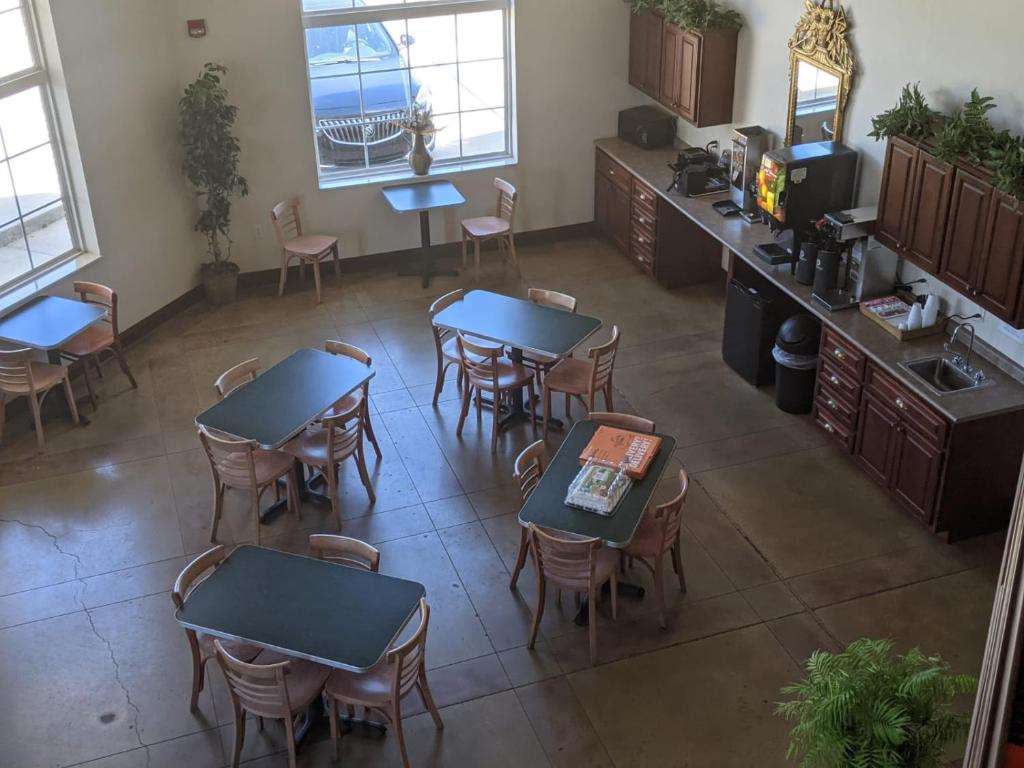 Heritage Inn and Suites - image 7