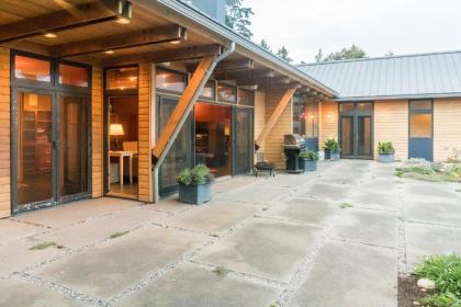 Fidalgo Island Waterfront Stunner - image 12