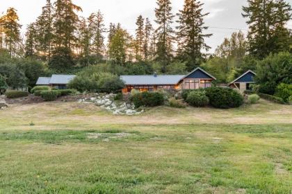 Fidalgo Island Waterfront Stunner - image 13