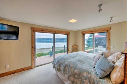 Similk Bay Retreat with Deck Fire Pit and Hot Tub! - image 10