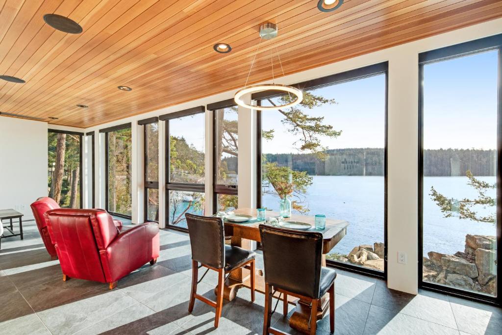 Kingfisher Cove Hideaway - main image