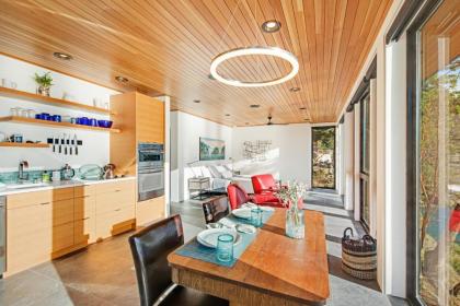 Kingfisher Cove Hideaway - image 2