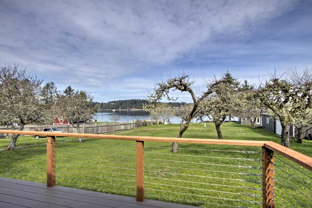 Waterfront Anderson Island Home with Kayaks - image 2