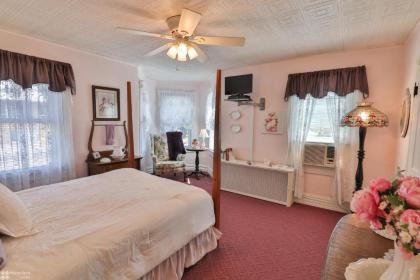 Lizard Creek Inn - image 12