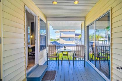 Vibrant Island Home with Pool 1 Block to Beach - image 17