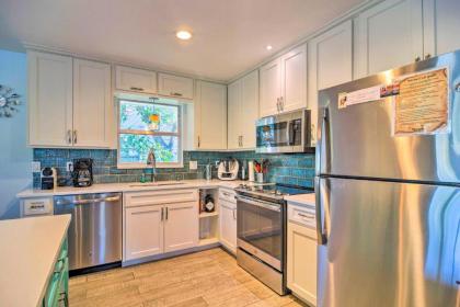 Vibrant Island Home with Pool 1 Block to Beach - image 9