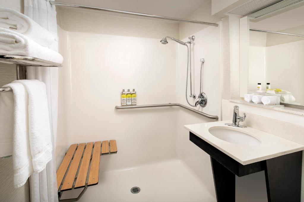 Holiday Inn Express Hotel & Suites Annapolis an IHG Hotel - image 2