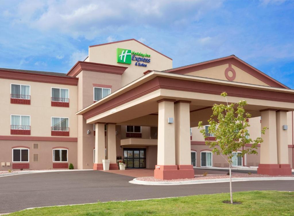 Holiday Inn Express Hotel & Suites Antigo an IHG Hotel - main image