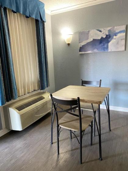 Quarters Inn & Suites - image 4