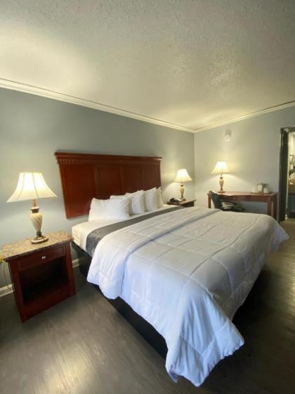 Quarters Inn & Suites - image 9
