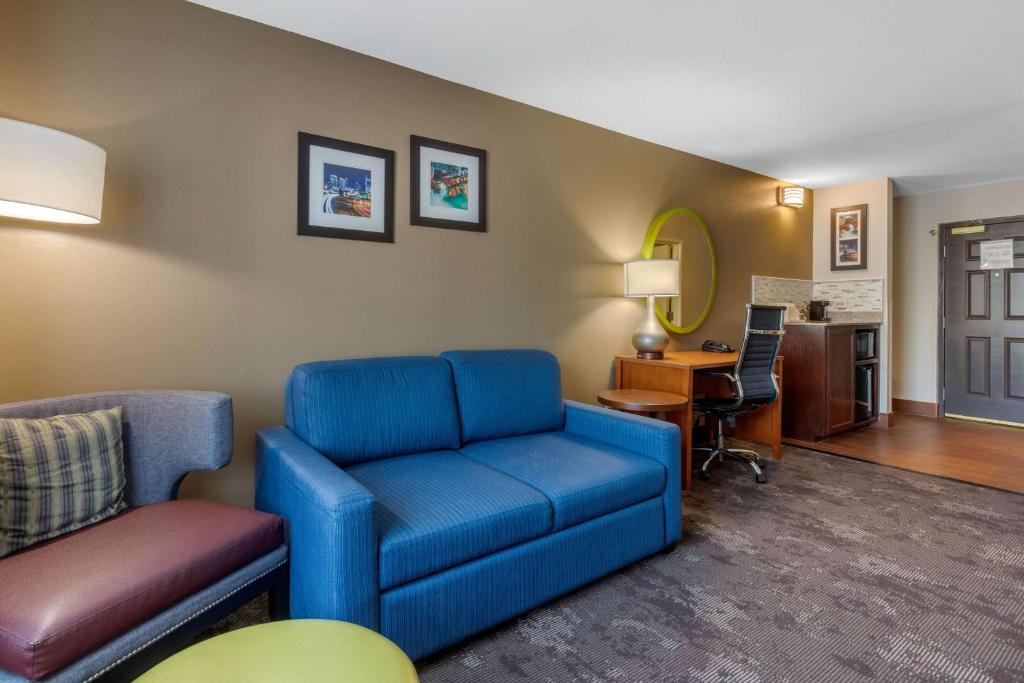 Comfort Inn & Suites - image 5