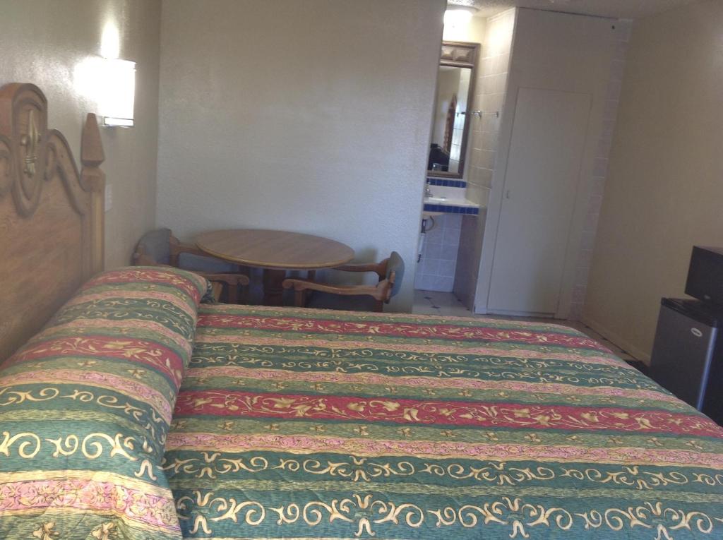 Apple Valley Motel - image 3