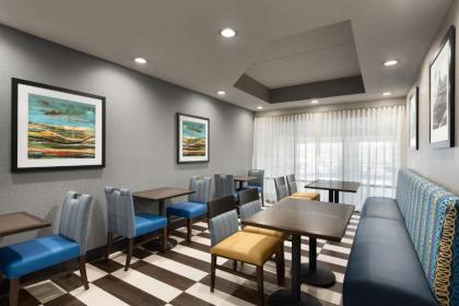 Hampton Inn Appleton-Fox River Mall Area - image 13