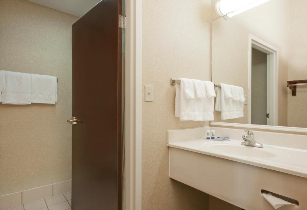AmericInn by Wyndham Appleton West - image 3
