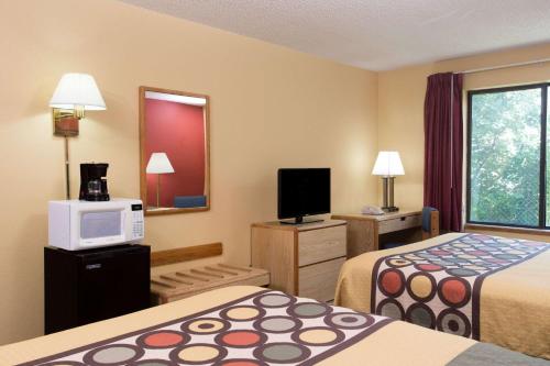 Super 8 by Wyndham Appleton - image 6