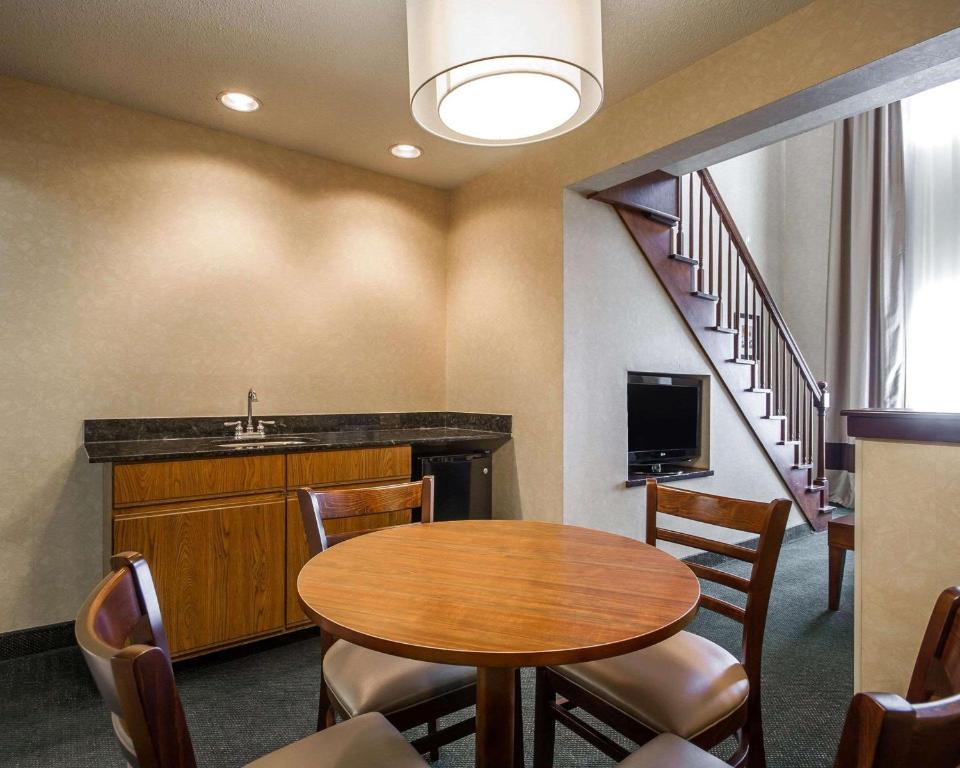 Comfort Suites Appleton Airport - image 5