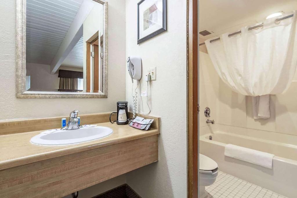 Travelodge by Wyndham Appleton - image 4