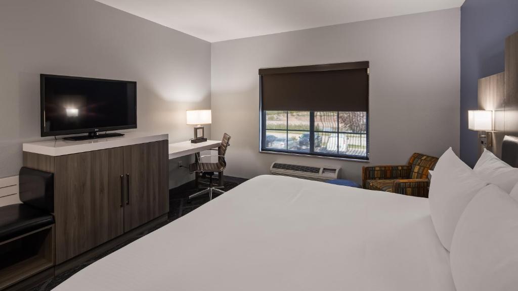 Best Western Plus Appleton Airport Mall Hotel - image 4