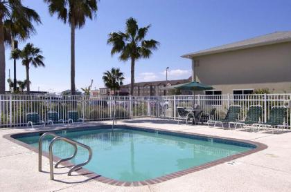 Super 8 by Wyndham Aransas Pass - image 10