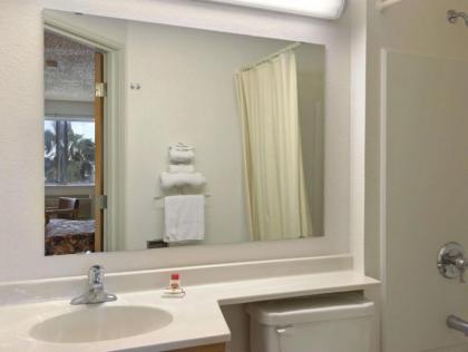 Super 8 by Wyndham Aransas Pass - image 11