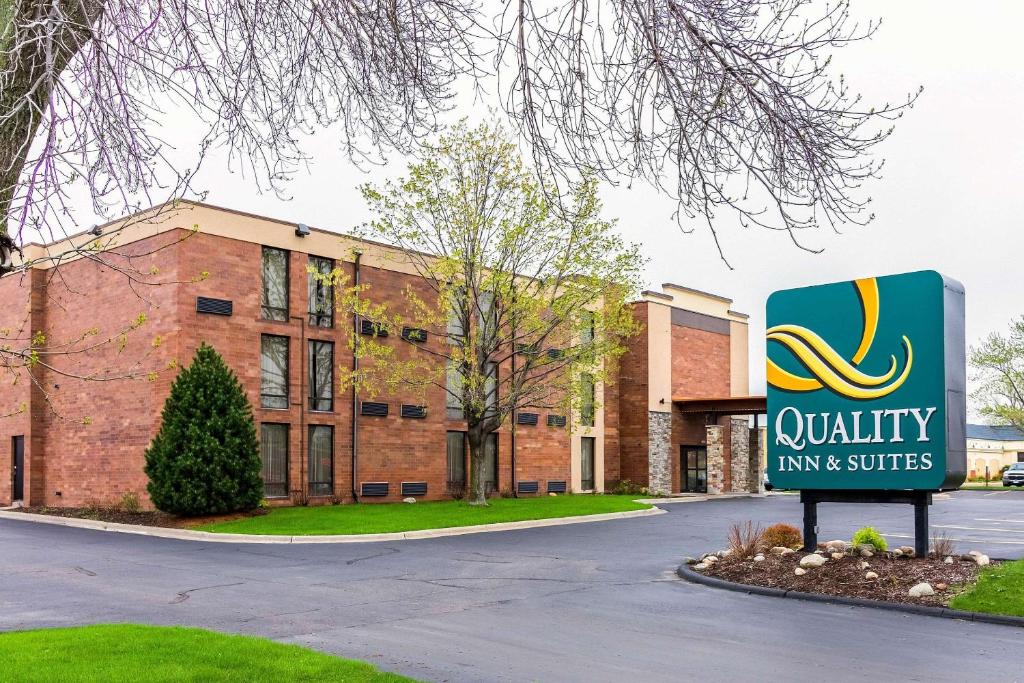 Quality Inn and Suites - Arden Hills - main image