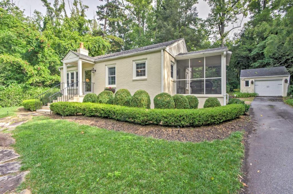 Le Canard Cottage with Porch 10 Mi to Asheville! - main image