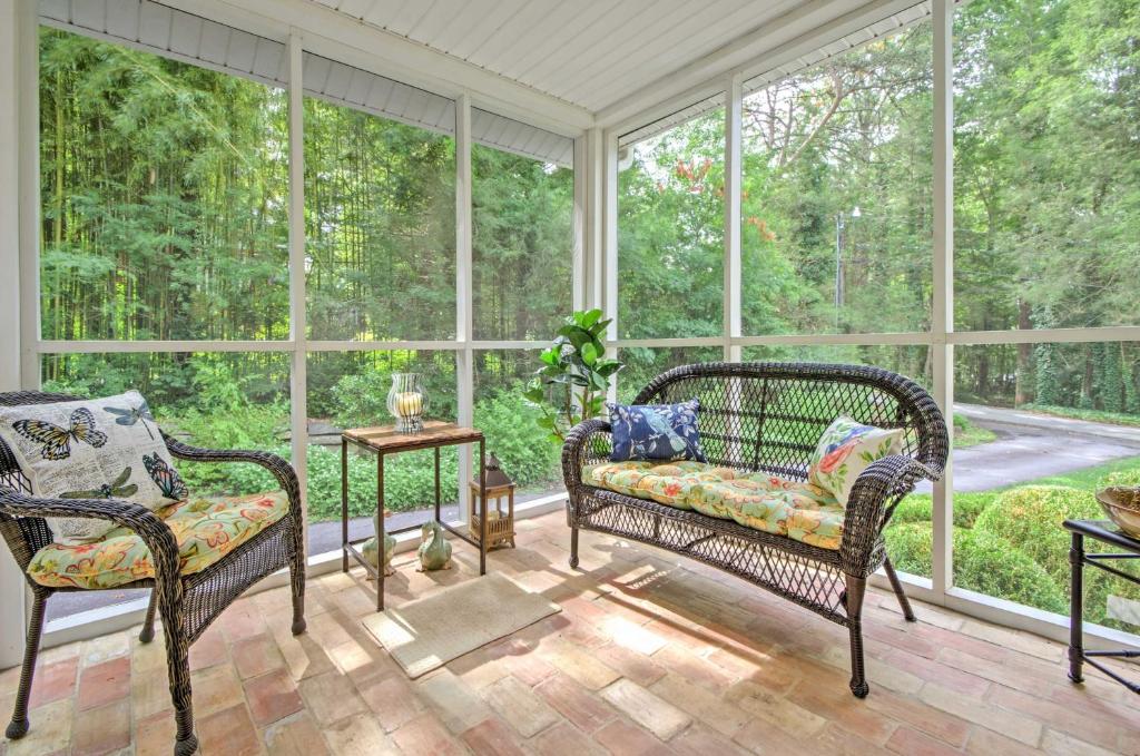 Le Canard Cottage with Porch 10 Mi to Asheville! - image 2
