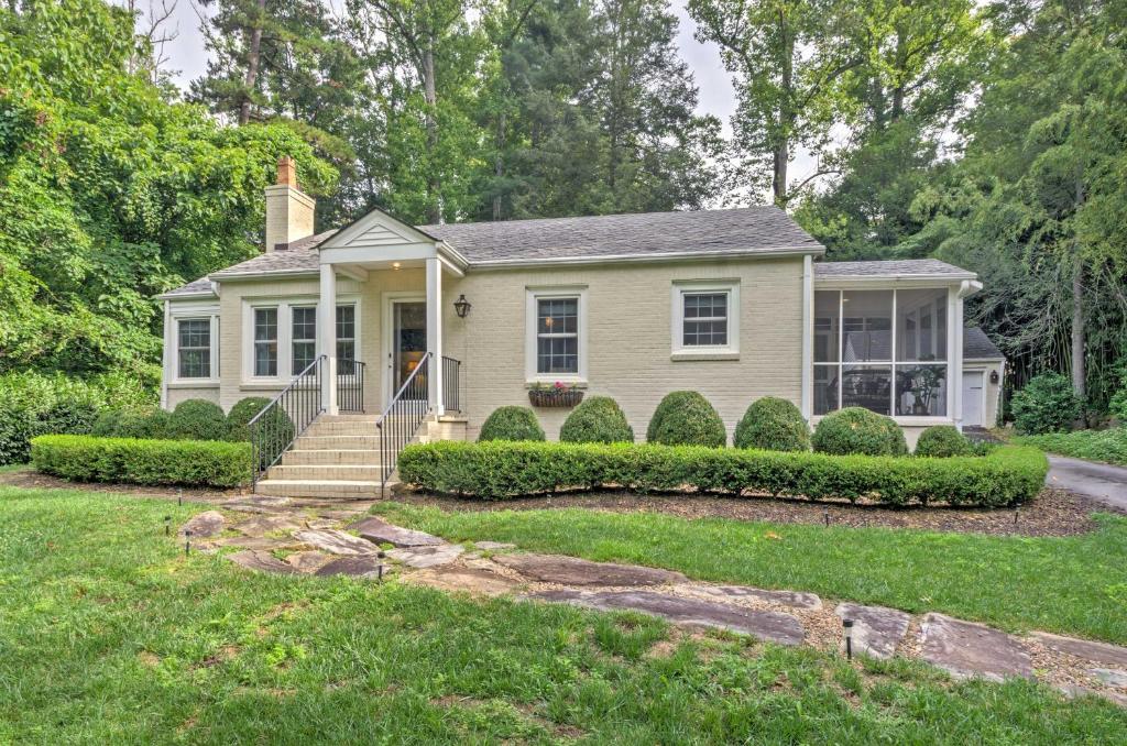Le Canard Cottage with Porch 10 Mi to Asheville! - image 3
