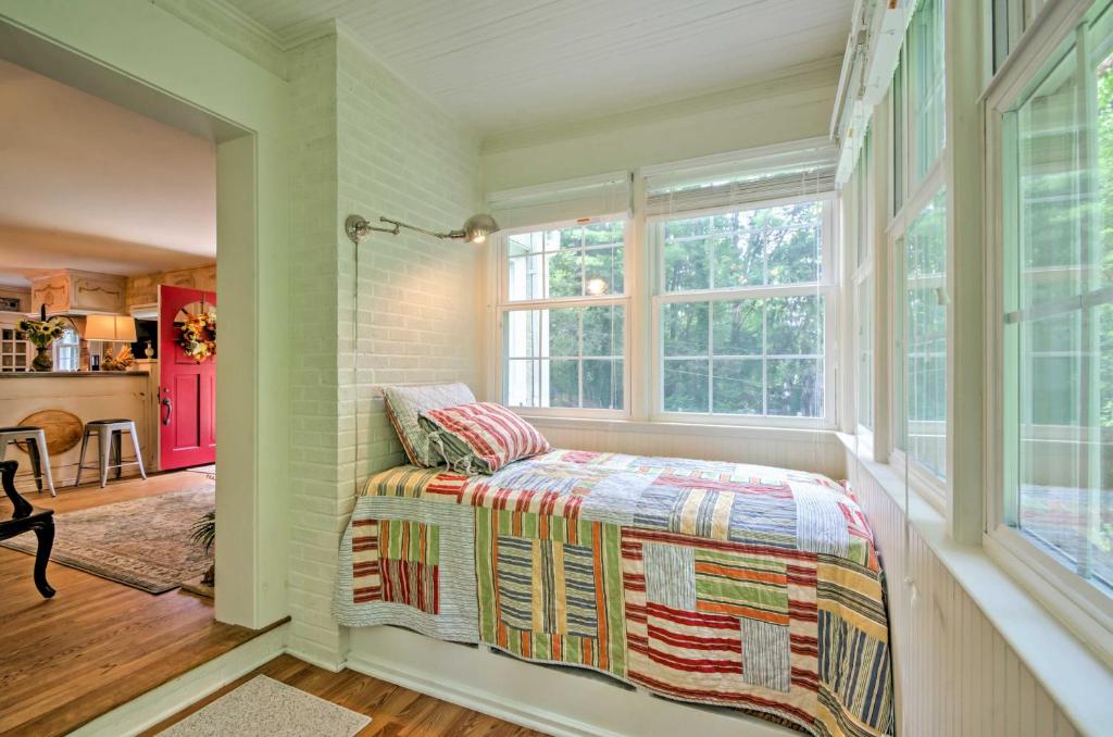Le Canard Cottage with Porch 10 Mi to Asheville! - image 4