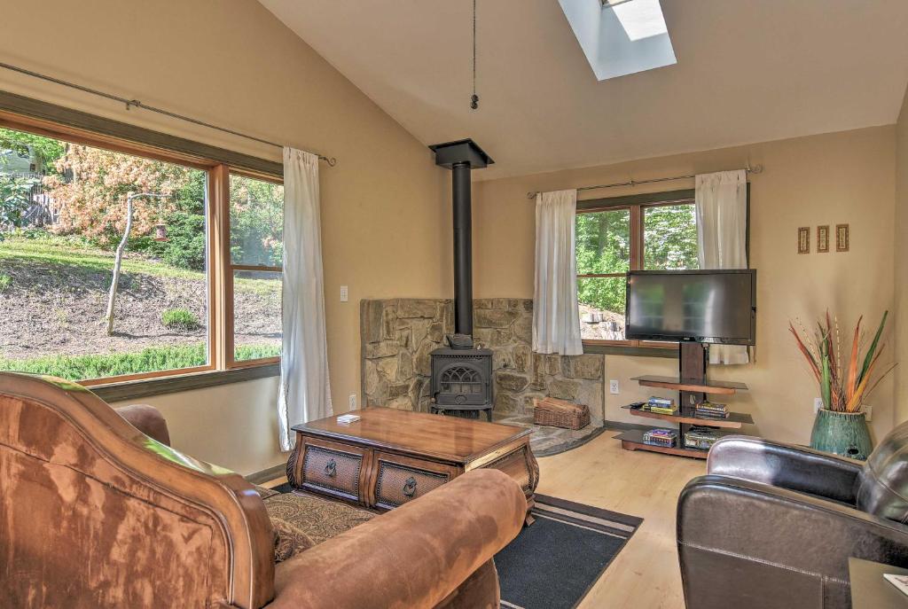 Arden Cottage with Fire Pit - 11 Mi to Asheville - image 3