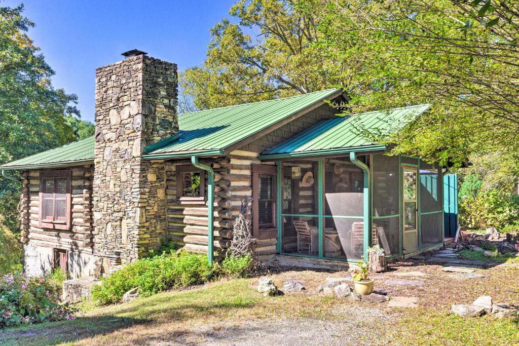 Rustic-Yet-Cozy Cabin with Patio 12Mi to Asheville! - main image