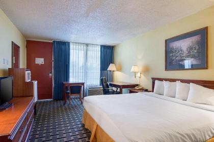 Econo Lodge - image 12
