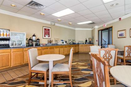 Econo Lodge - image 9