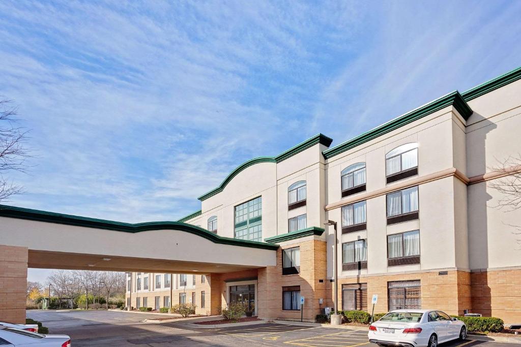 Wingate by Wyndham - Arlington Heights - main image